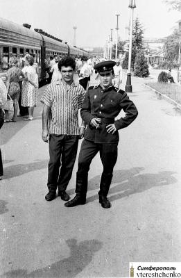 Прикрепленное изображение: На вокзале, перед отъездом - 1966.jpg